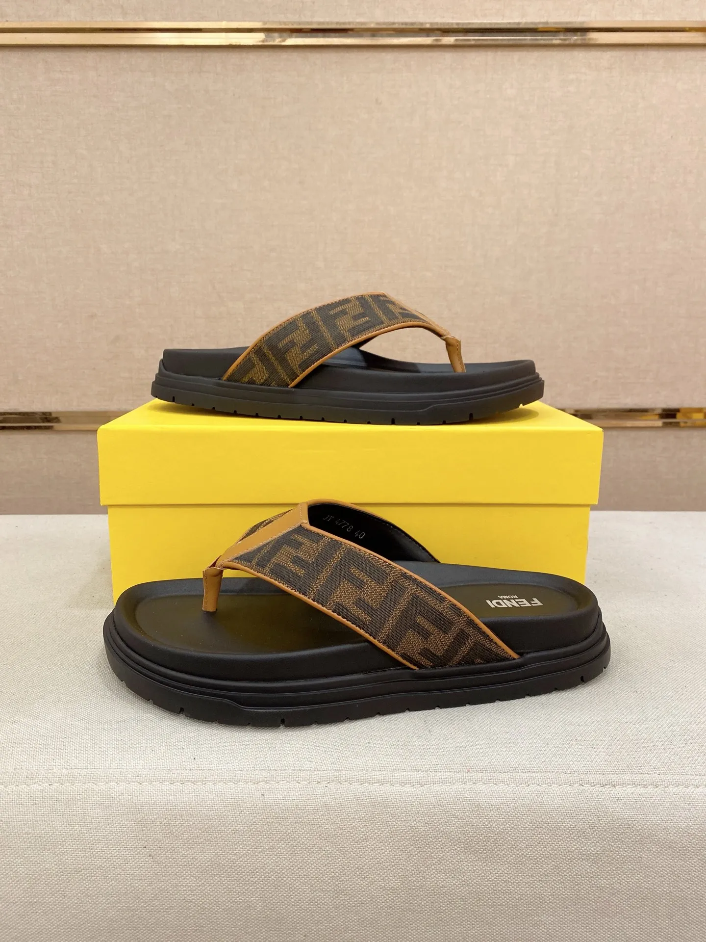 Factory price: 320💰 [Fendi Slippers] High-end brand of men's shoes, official website 1:1 latest masterpiece: original mold customization, the fabric is made of imported original materials, upgraded outsole, lighter and non-slip. The market's top quality, simple yet tasteful, a must-have for fashionistas, fashionable at your feet, full of confidence, the same style at the counter 👍The season of summer slippers is here. Code: 38-44 (45 is custom-made and cannot be returned or exchanged)